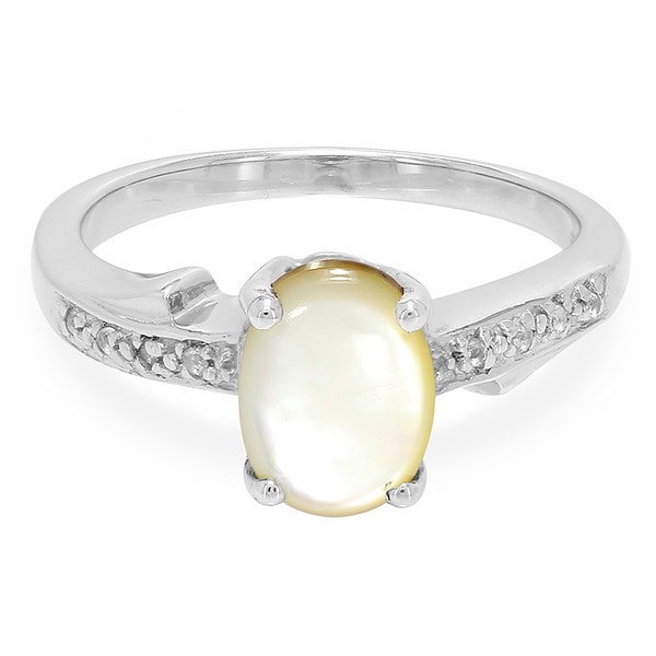 Silberring mit einem ovalen gelben Edelstein in der Mitte, flankiert von kleinen klaren Steinen entlang des Rings.