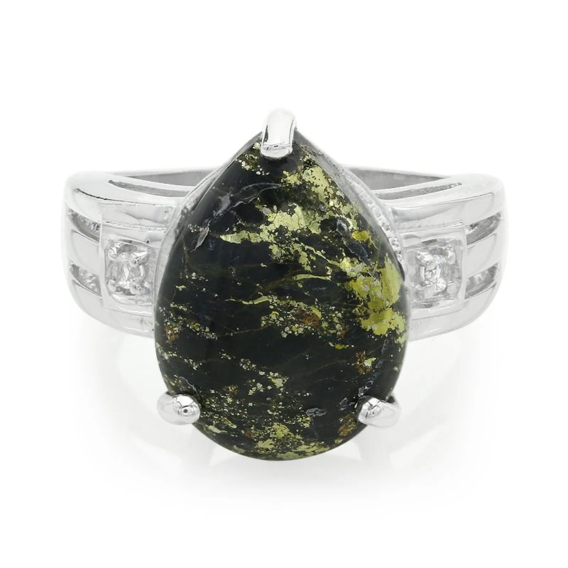 Silberring mit einem tropfenförmigen, dunkelgrünen Stein mit Goldflecken, flankiert von zwei kleinen quadratischen Diamanten auf dem Band.