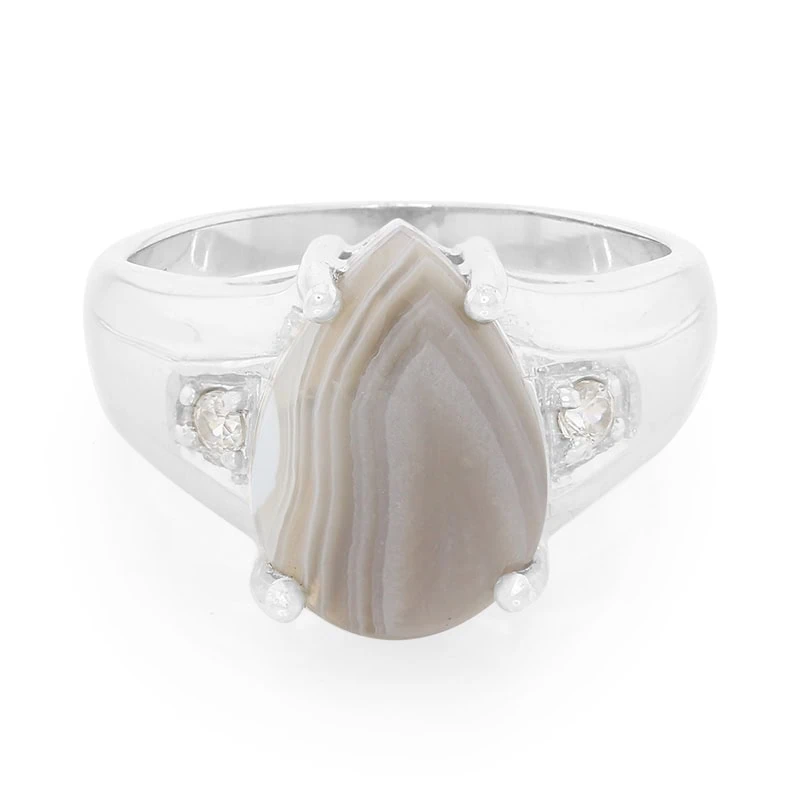 Silberring mit einem großen tropfenförmigen Stein mit geschichtetem Muster, flankiert von kleinen klaren Edelsteinen, auf einem breiten Band.