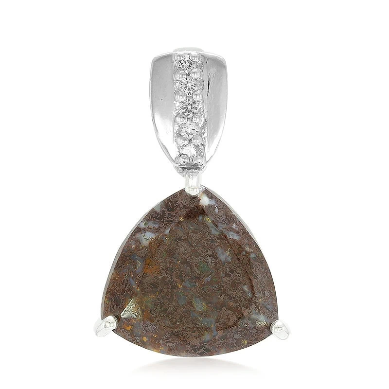 Dreieckiger Anhänger aus braunem Stein mit polierter Oberfläche, eingefasst in Metallzinken. Die Öse ist silberfarben und mit kleinen klaren Steinen verziert.
